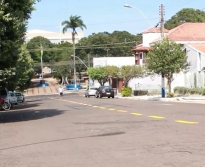 Ordem judicial desautoriza estacionamento entre Avenidas Brasil e Flix C. Dias em dias de feira livre
