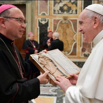 Dom Amilton entrega presente do Santurio de So Jos de OC ao Papa Francisco