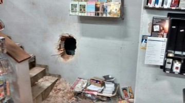 Bandidos arrombam parede de banca de jornais e furtam lotrica: veja fotos