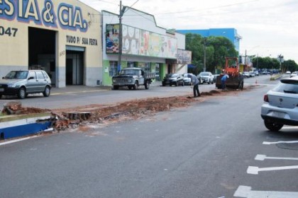 Foi retirado o canteiro central do quarteiro com estacionamento em 45 da via. (Foto: Rdio Metrpole / Luanna Machado)