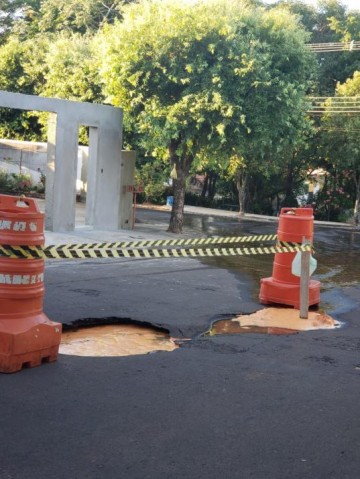 Moradores reclamam de buracos abertos por vazamento da Sabesp no bairro Atenas