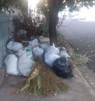 Moradores reclamam de lixo a cu aberto na rua Santos Dumont