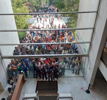 VDEO: Servidores da Educao fazem protesto em frente  Alesp contra projeto do Governador Joo Doria