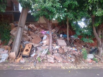 Internauta denuncia montanha de lixo no cruzamento das ruas Arglia e Polnia, no jardim das Bandeiras