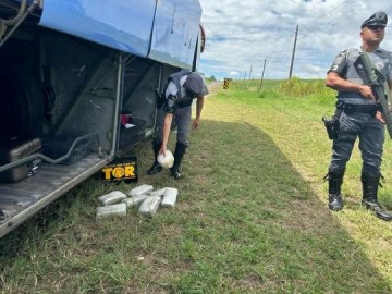 Polcia Rodoviria prende dois passageiros em nibus que transportava mais de 12 kg de skank, em Flrida Paulista