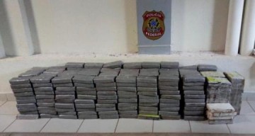 Polcia Federal apreende 433 kg de cocana em meio a carregamento de milho, em Teodoro Sampaio