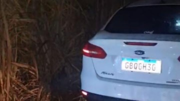 VDEO: Carro roubado em Parapu  encontrado abandonado em canavial