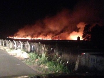 Incndio s margens de rodovia ameaa granja em Iacri