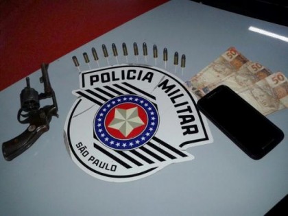 Com um dos ladres, foram apreendidos celular, dinheiro e revlver (Foto: Polcia Militar/Divulgao)