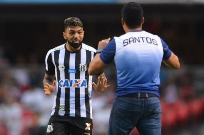 Gabigol comemora gol do Santos com Jair Ventura (Foto: Mauro Horita / Estado Contedo)