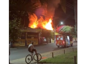Incndio de grandes propores destri loja na regio do Banco do Brasil e atinge loja vizinha em Osvaldo Cruz