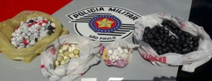 Pores de drogas estavam escondidas dentro de nibus que transportava presos (Foto: Polcia Militar/Cedida)