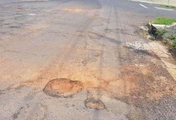 Moradores reclamam de buracos em asfalto na regio do Frum e lvaro Campoy