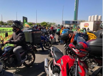 Motociclistas fazem protesto aps empresrio destratar entregador