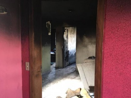 Criana foi retirada de apartamento em chamas, em Presidente Prudente (Foto: Valmir Custdio/G1)