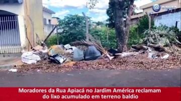 VDEO: Moradores da Rua Apiac no Jardim Amrica reclamam do lixo acumulado em terreno baldio