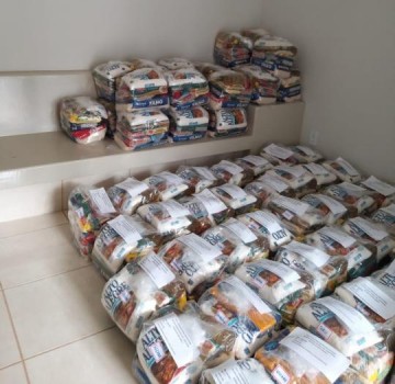 Centro Esprita Amor, F e Caridade arrecada alimentos e entrega cestas mensais