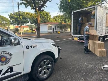 Polcia Rodoviria apreende 115 mil produtos sem documentao fiscal em compartimento de carga de caminho, em Dracena