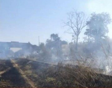VDEO: Tempo seco favorece incndio em vegetao prxima ao estdio Breno Ribeiro do Val