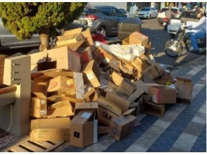 Comerciante reclama da falta de recolhimento de caixas de papelo no centro da cidade na segunda-feira