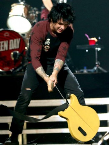 Vocalista do Green Day vai parar na rehab, diz site