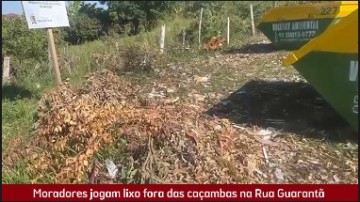 VDEO: Moradores jogam lixo fora da caamba e viciam programa na Rua Guarant