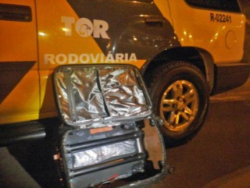 Boliviana transporta cocana em fundo falso de mala dentro de nibus