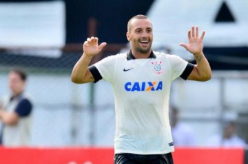 Diferente, Corinthians faz gol, leva e vence Portuguesa na estreia