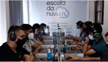 Jovens so empregados por meio do projeto Escola da Nuvem em Osvaldo Cruz