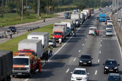 Paralisao dos caminhoneiros na Rodovia Presidente Dutra, no Rio de Janeiro. /Tnia Rgo/Agncia Brasil