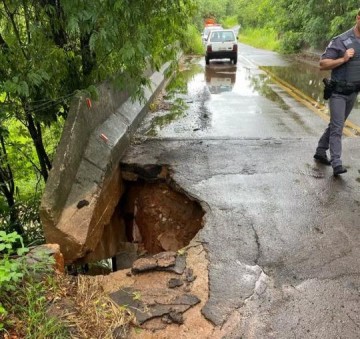 Buraco aberto pela chuva em cabeceira de ponte provoca interdio parcial de trecho de estrada vicinal em Adamantina
