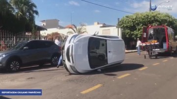 VDEO: Motorista perde controle e capota nix na Vargas x Rondon