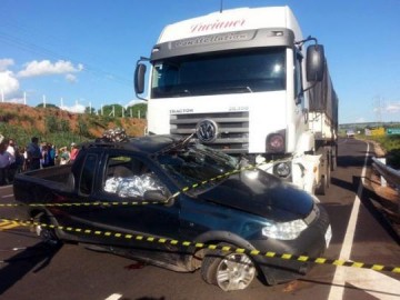 Batida entre caminhonete e carreta deixa dois mortos em Rancharia