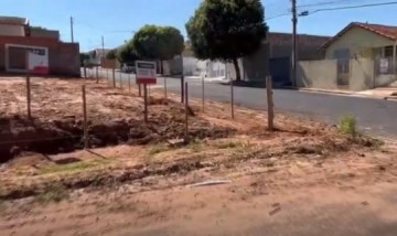 VDEO: Prefeitura cerca rea crtica na Vila Santa Helena para minimizar poluio