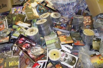 Polcia apreende CDs e DVDs contrabandeados na residncia de servidor municipal, em Penpolis