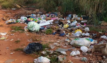 Moradores reclamam de lixo na estrada atrs do presdio