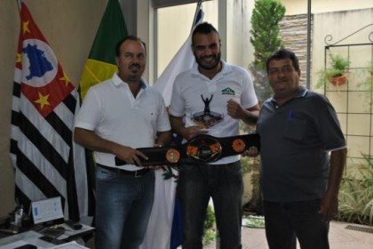Na manh desta quinta-feira, 1, o campeo Anderson Rocha foi recebido pelo prefeito Edmar Mazucato (PSDB) em seu gabinete (Foto: Pedro Afonso/Ocnet)