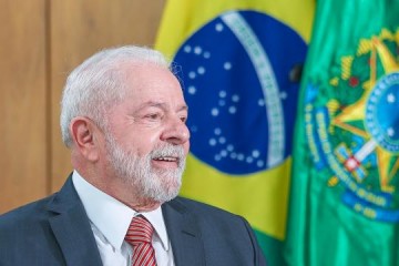 Ministro do Trabalho afirma que Lula assinar MP do novo salrio mnimo at a prxima segunda-feira, 01