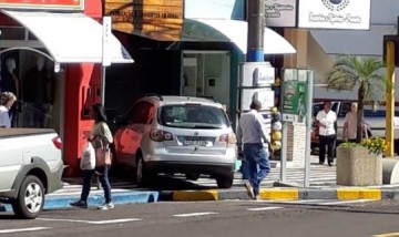 Carro invade loja no centro de Osvaldo Cruz