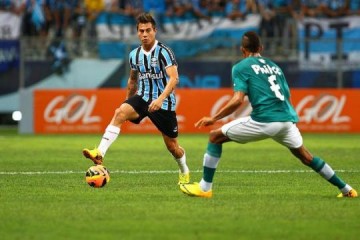 Santos acerta com Vargas at o final de 2014