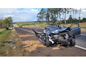 Carro fica destrudo aps motorista cochilar ao volante e bater em carreta em rodovia de Pederneiras