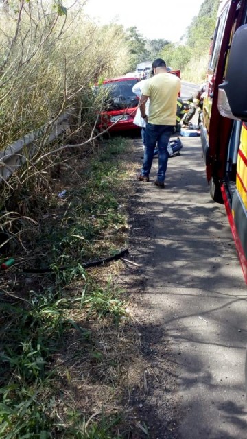 VDEO: Acidente com trs carros e um caminho deixa um ferido grave e local com trnsito lento na SP-294 em Osvaldo Cruz