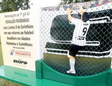 Boneco de Ronaldo some de placa histrica em Presidente Prudente