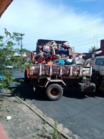 Aps ordem judicial, Prefeitura e Vigilncia Sanitria retiram 30 toneladas de lixo de casa na Avenida Max Wirth