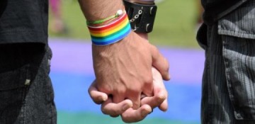 Retirada de vdeo com cena gay de site  criticada por organizaes