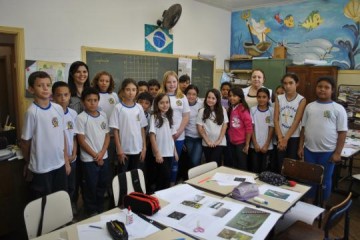 Escola adapta aulas para atender a alunos estrangeiros