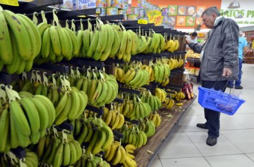 Frio e consumo menor fazem preos despencarem nos supermercados