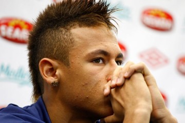 Neymar se recupera de gripe e est escalado no Peixe
